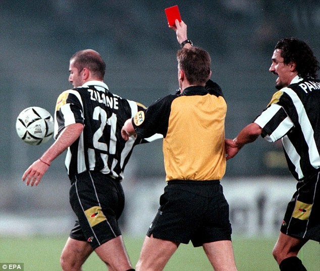 Khi còn chơi cho Juventus, Zidane cũng đã phải nhận thẻ đỏ trực tiếp khi chơi xấu với một cầu thủ Hamburg trong một trận đấu ở Champions League năm 2000.